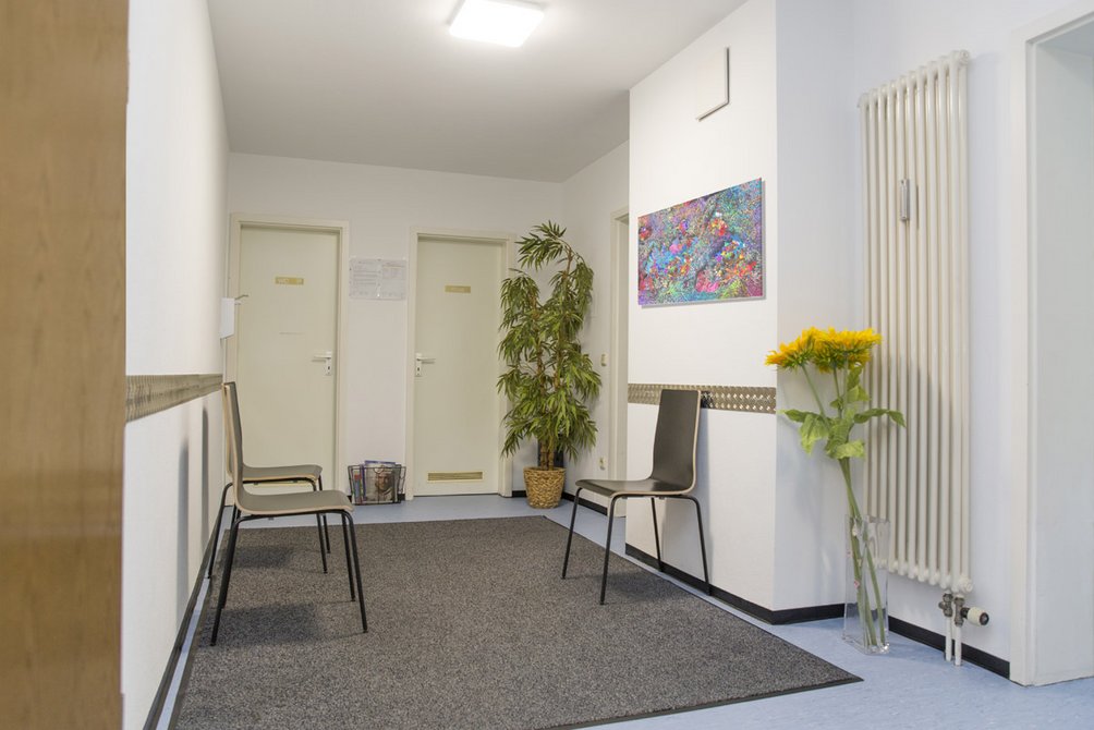 Einladender Wartebereich in der Praxis Hildebrand in Moosach.