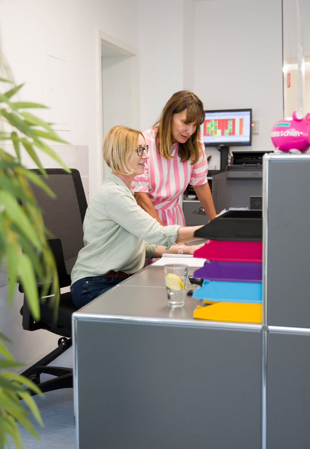 Unser freundliches Team unterstützt Sie gerne bei der Terminplanung und beantwortet all Ihre Fragen. Kontakt und Terminvereinbarung - Rezeption Hildebrand in München-Moosach