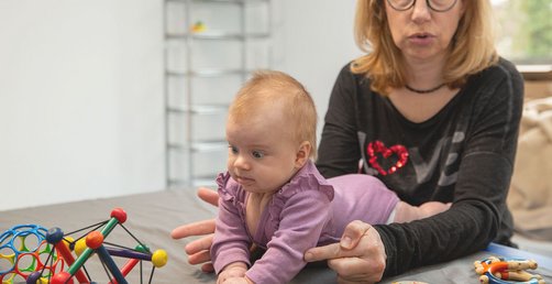 Bobath-Therapie – Anleitung für Mütter zur Bewegungsförderung.