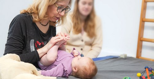 Bobath-Therapie mit Baby zur Verbesserung der Bewegungskoordination. Bobath-Behandlung für Kinder - Krankengymnastik und Physiotherapie in München Moosach