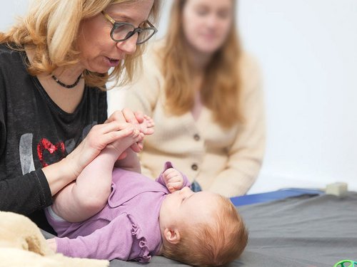 Bobath-Therapie mit Baby zur Verbesserung der Bewegungskoordination. Bobath-Behandlung für Kinder - Krankengymnastik und Physiotherapie in München Moosach