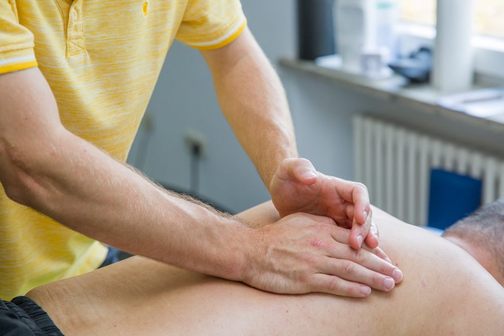Massagetechniken fördern die Durchblutung und lösen Muskelverspannungen.