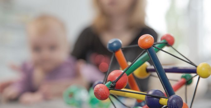 Motorikförderndes Spielzeug bei der Bobath-Therapie.